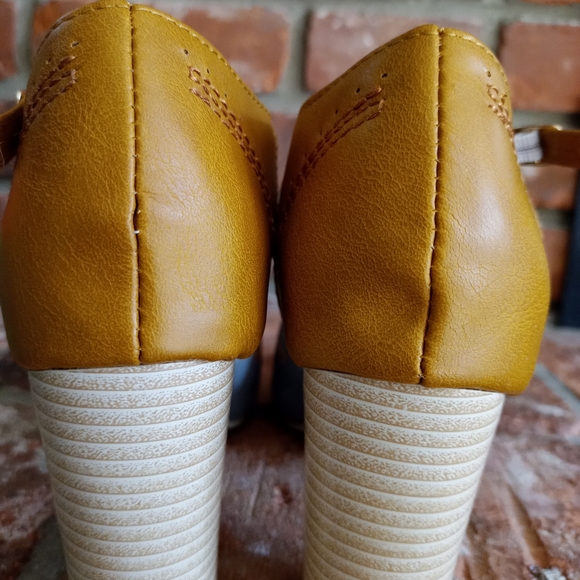 Two toned t-strap shoes - Picture 7 of 7